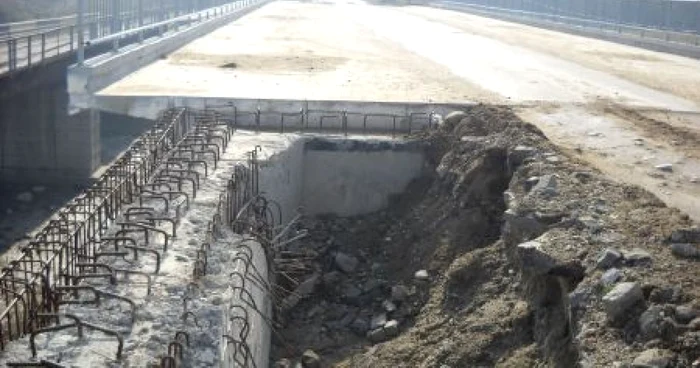 Podul de la Corcova, lăsat baltă în mijlocul reabilitării