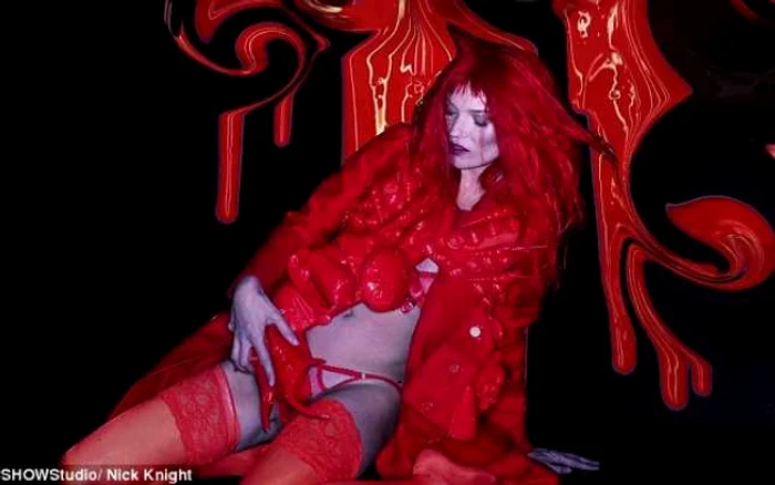 Kate Moss în rolul „Desfârului”. FOTO Daily Mail