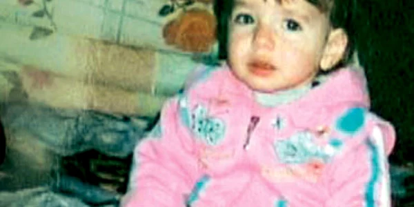 FOTO Denisa, victima mamei neglijente