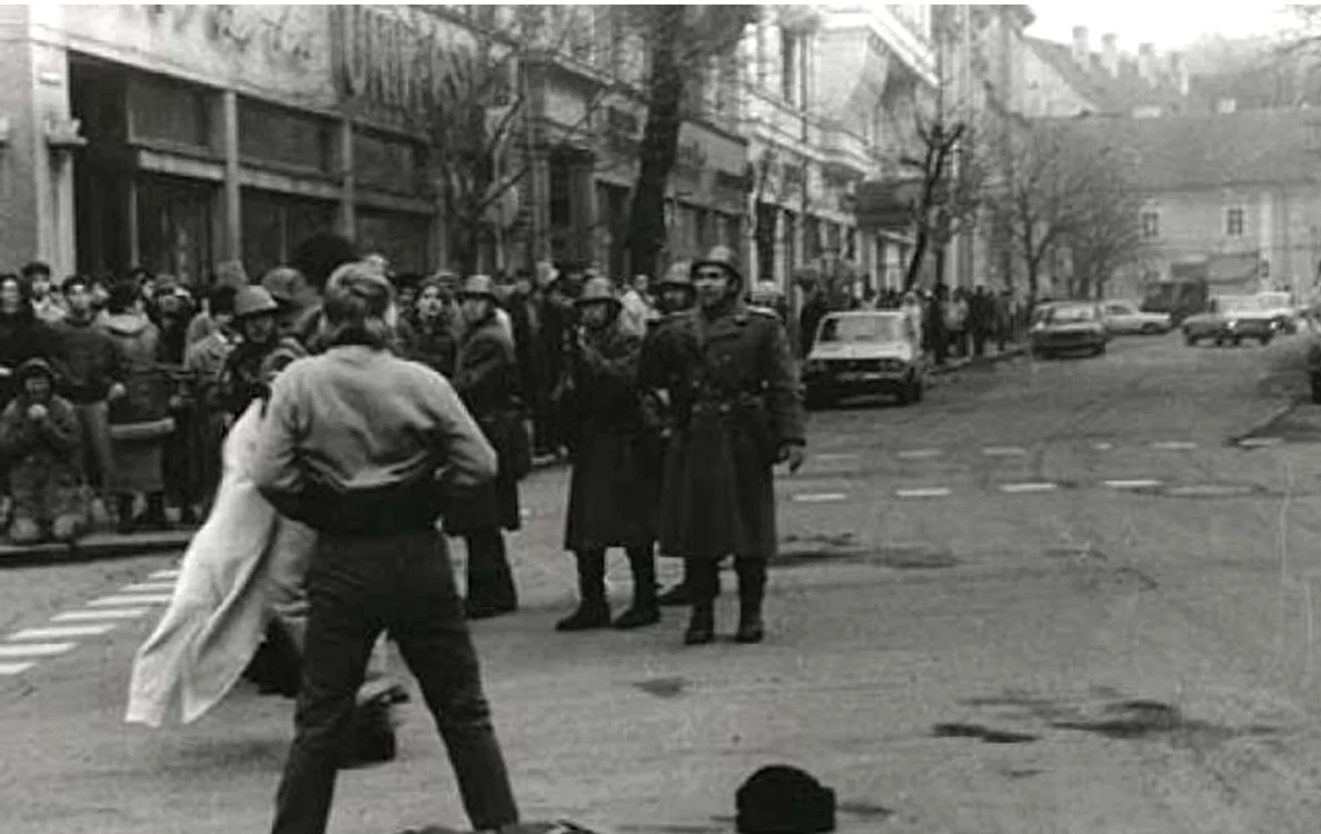 Fotografia făcută de Răzvan Rotta care a apărut pe prima pagină a Paris Match în decembrie 89. 