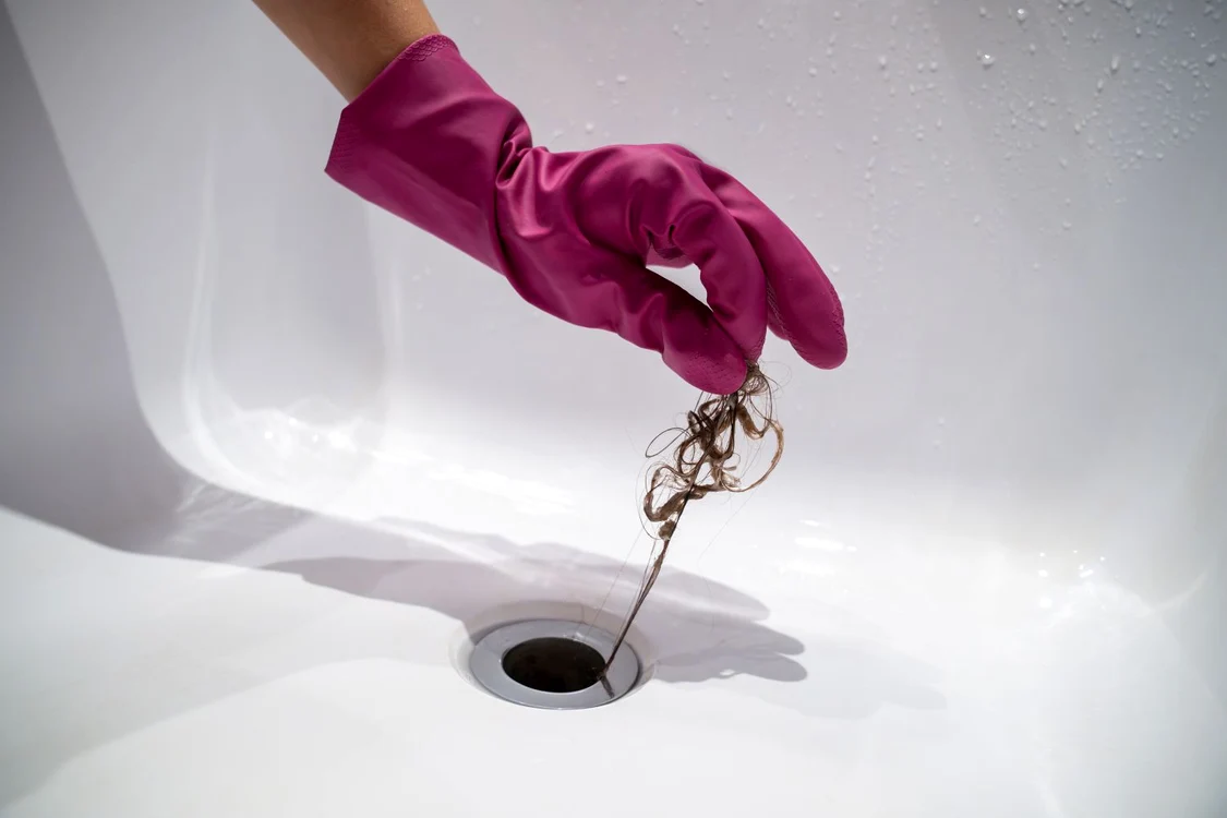 Trucul instalatorilor pentru o scurgere desfundată și fără miros / FOTO: Shutterstock
