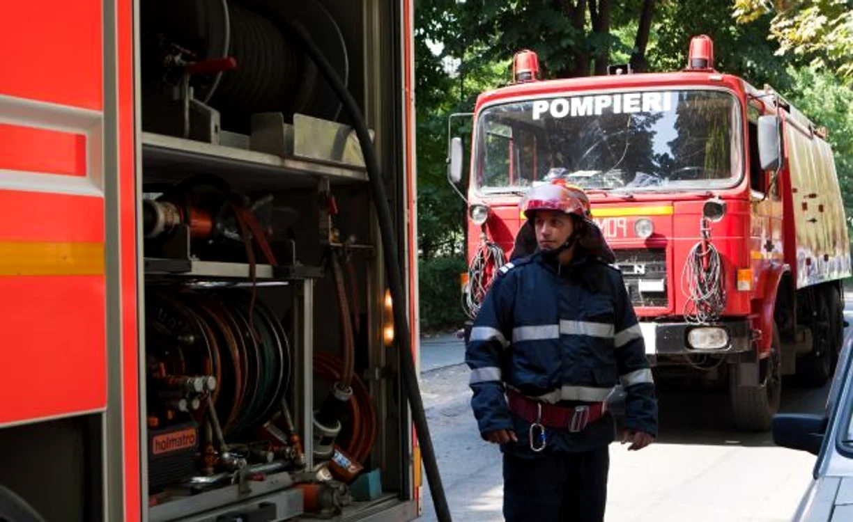 Pompierii au venit la faţa locului pentru a stinge incendiul.