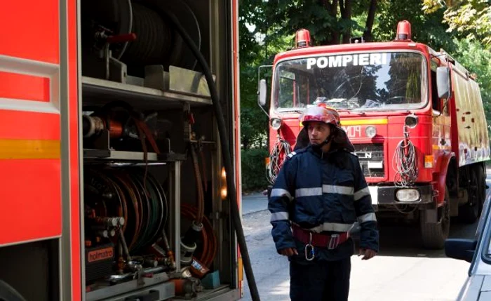 
    Pompierii au venit la faţa locului pentru a stinge incendiul.  
