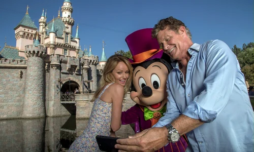 David Hasselhoff pose à Disneyland pour l'anniversaire de sa femme Hayley Roberts jpeg