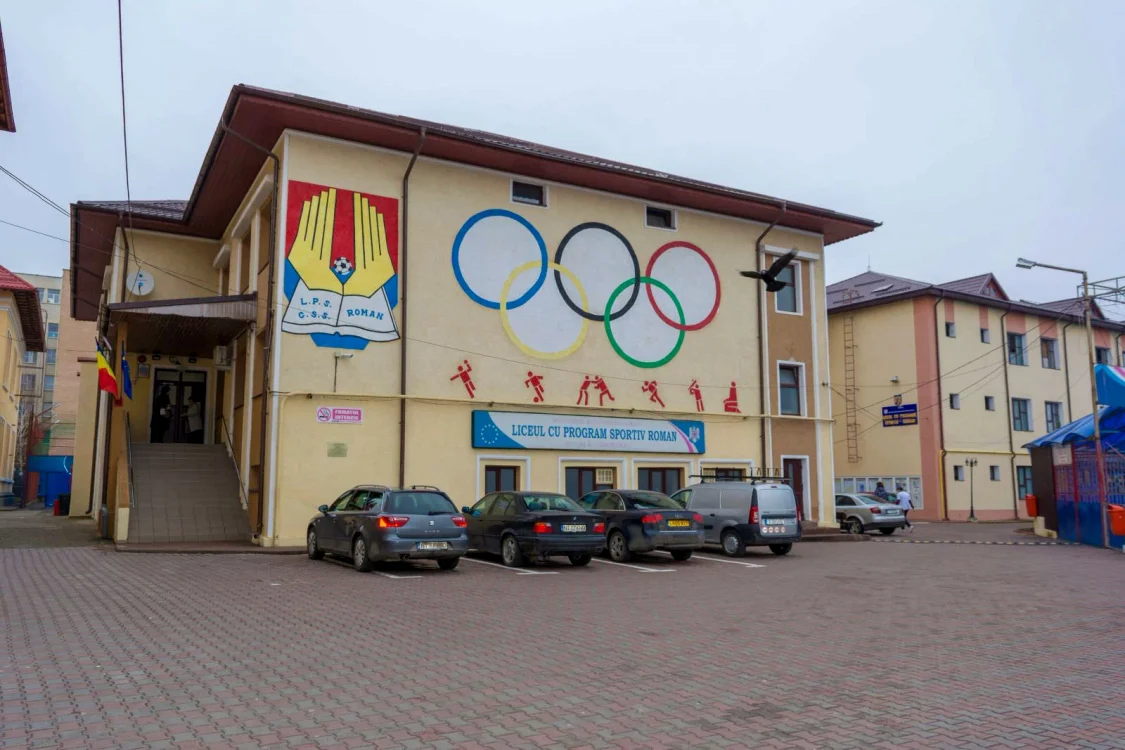 Sediul Liceului cu Program Sportiv Roman FOTO Facebook