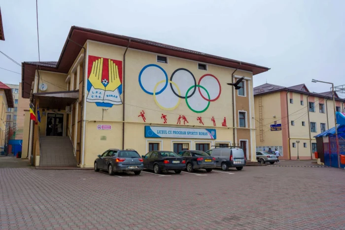 Sediul Liceului cu Program Sportiv Roman FOTO Facebook