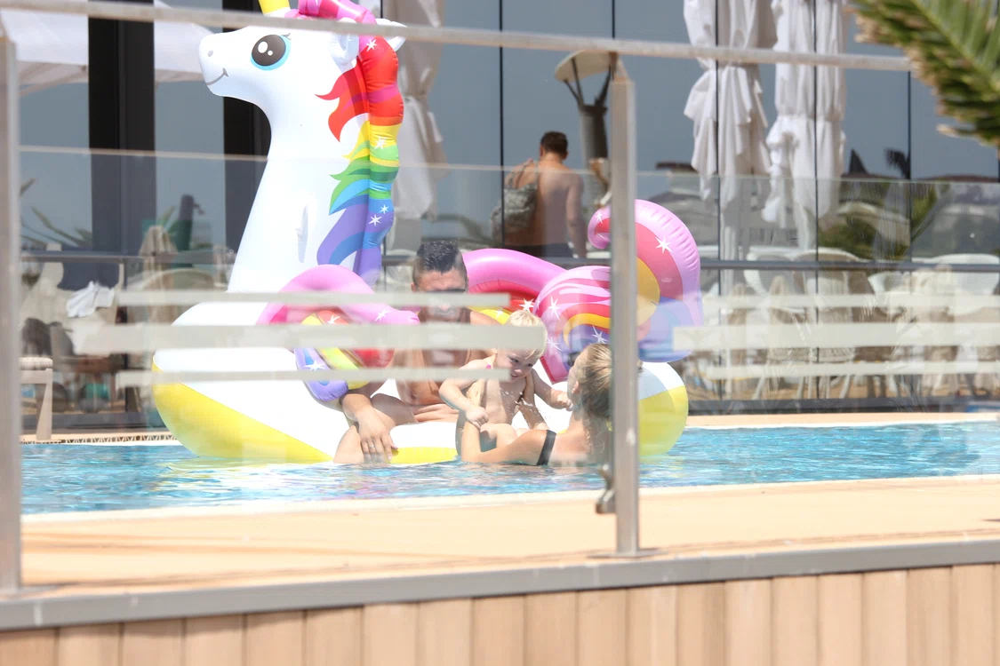 Cirpian Marica se bucura de familia lui, la piscina.