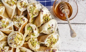 Clătite Qatayef  shutterstock 288837386 (1) jpg