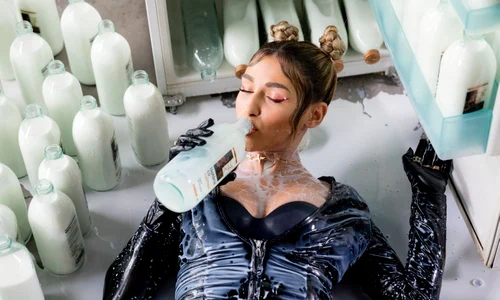 Alina Eremia a oferit scene provocatoare în noul ei videoclip jpeg