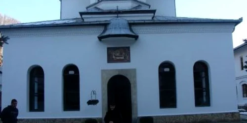 Mănăstirea Tismana este ctitorită de Sfântul Nicodim