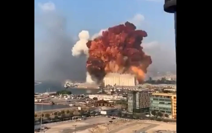 
    A fost instaurată stare de urgență în Beirut, în urma exploziilor puternice de marți, 4 augustFoto: Twitter  