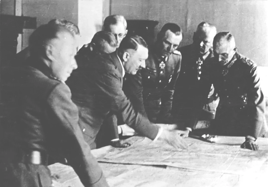 Adolf Hitler (centru), în timpul unei ședințe de comandament, la sediul Grupului de Armate Sud, iunie 1942. Al treilea din dreapta, Friedrich Paulus (© Das Bundesarchiv Bild 183-B24543)