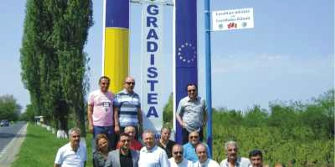 Primarul Alecsandru Boboc(al patrulea din stânga, rândul de jos) are probleme cu legea Foto: Primăria Grădiştea