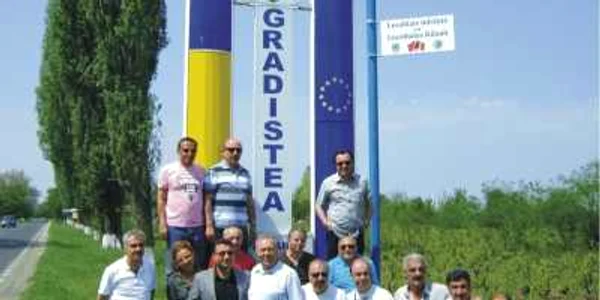 Primarul Alecsandru Boboc(al patrulea din stânga, rândul de jos) are probleme cu legea Foto: Primăria Grădiştea