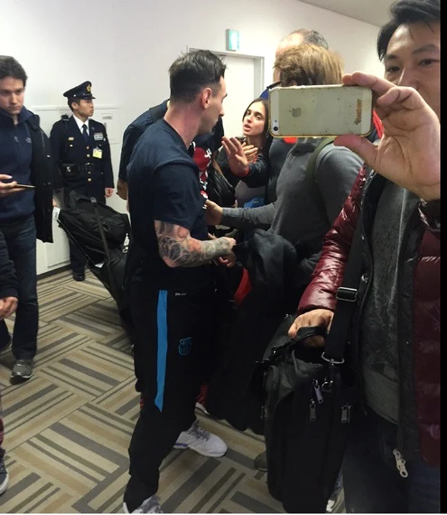 Imaginile cu scandalul în mijlocul căruia a picat Messi au fost surprinse de un asiatic care încerca să-şi facă un selfie cu acesta