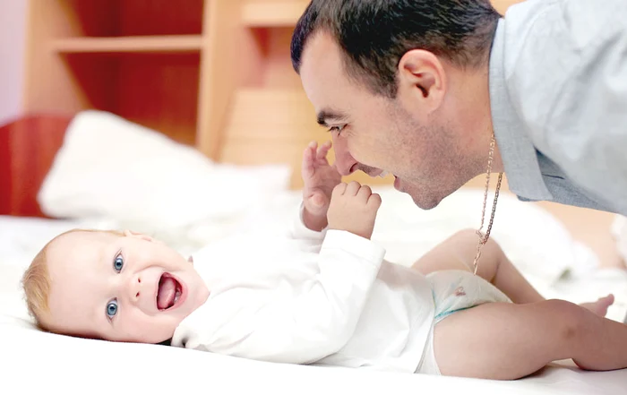 Fascinaţi de copil, părinţii uită de ei (fotografii: Shutterstock)