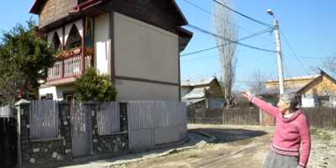 Vecinii au văzut când colonelul şi-a renovat casa