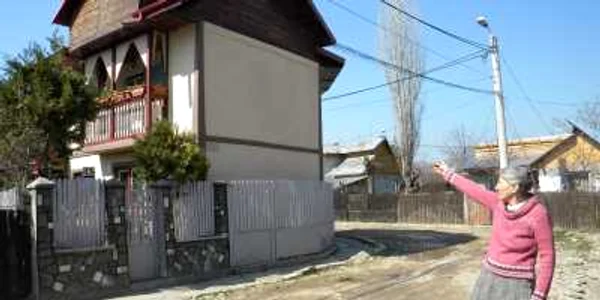 Vecinii au văzut când colonelul şi-a renovat casa