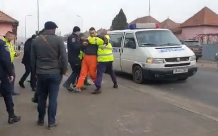 Bărbatul a fost ridicat cu forţa de poliţişti. Foto: ziarulunirea.ro