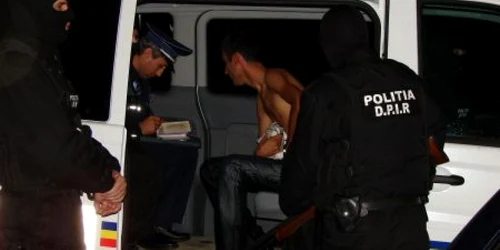 Poliţiştii au prins un bărbat care sustrăgea bunuri din locuinţa unei vecine