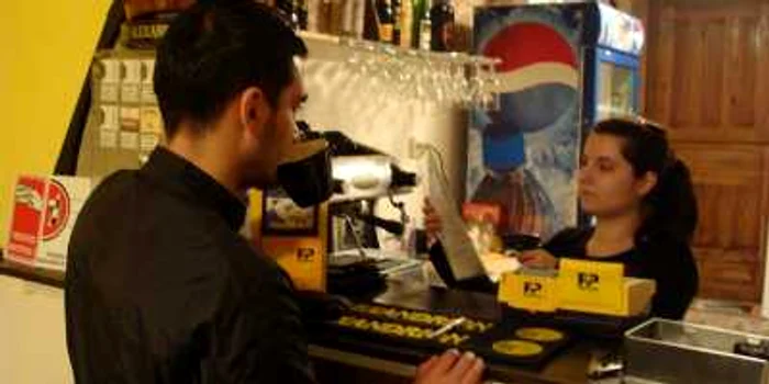 Barul unde îţi bei cafeaua şi.ţi plăteşti factura