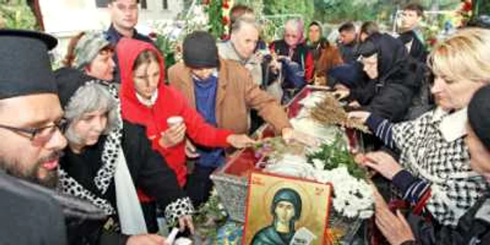 În fiecare an, mii de credincioși vin la Iași pentru a se ruga la moaștele Cuvioasei