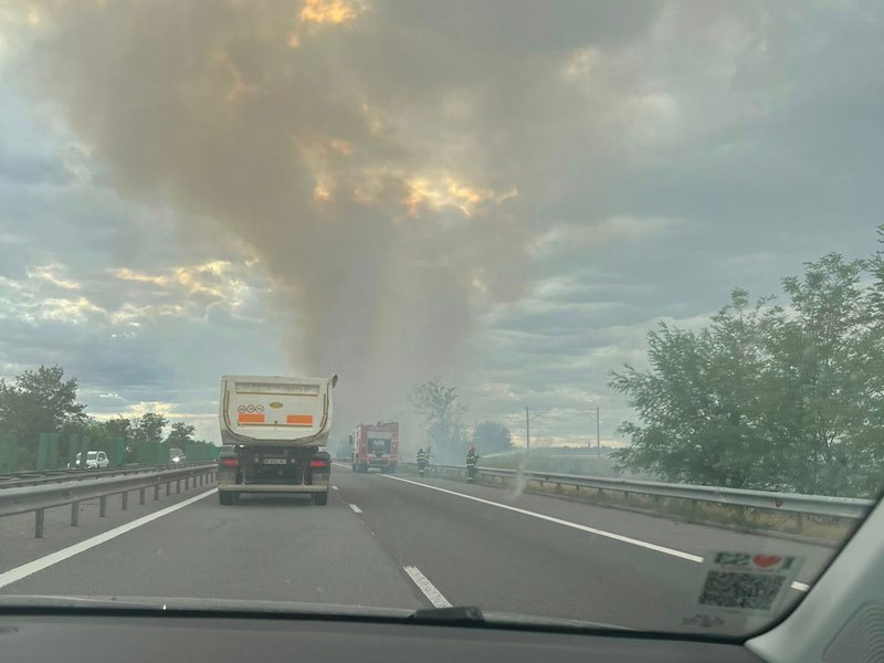 Traficul pe Autostrada Soarelui, oprit pe sensul spre București din cauza mai multor incendii de vegetație