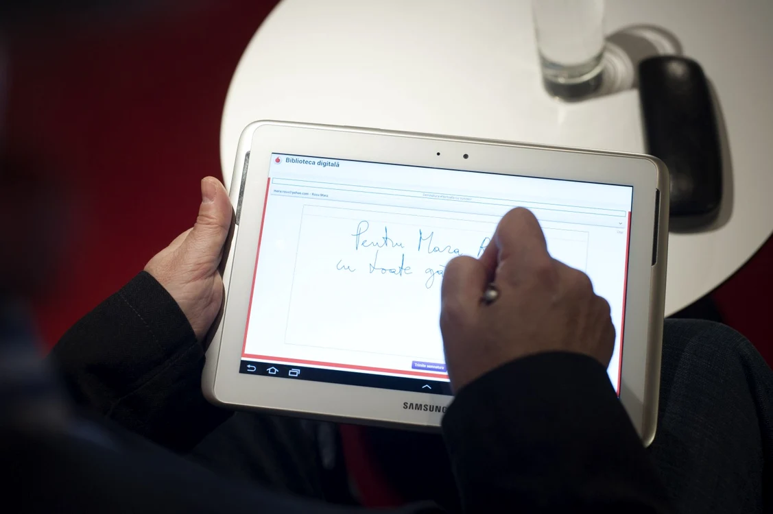 Un autograf digital de la Mircea Cărtărescu. FOTO Vodafone