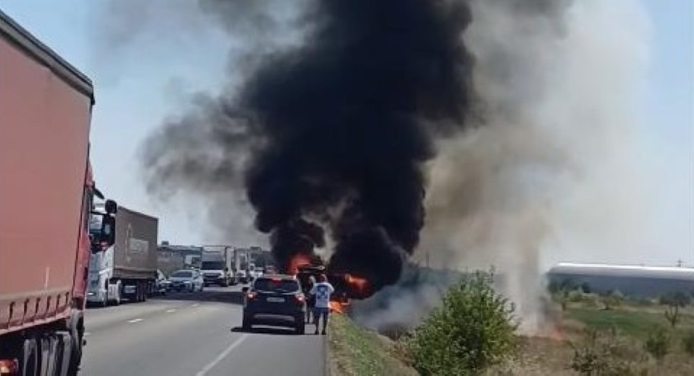 Momente de panică pe Centura Lugojului, unde o maşină s-a făcut scrum. Pasagerii, printre care un copil, s-au autoevacuat
