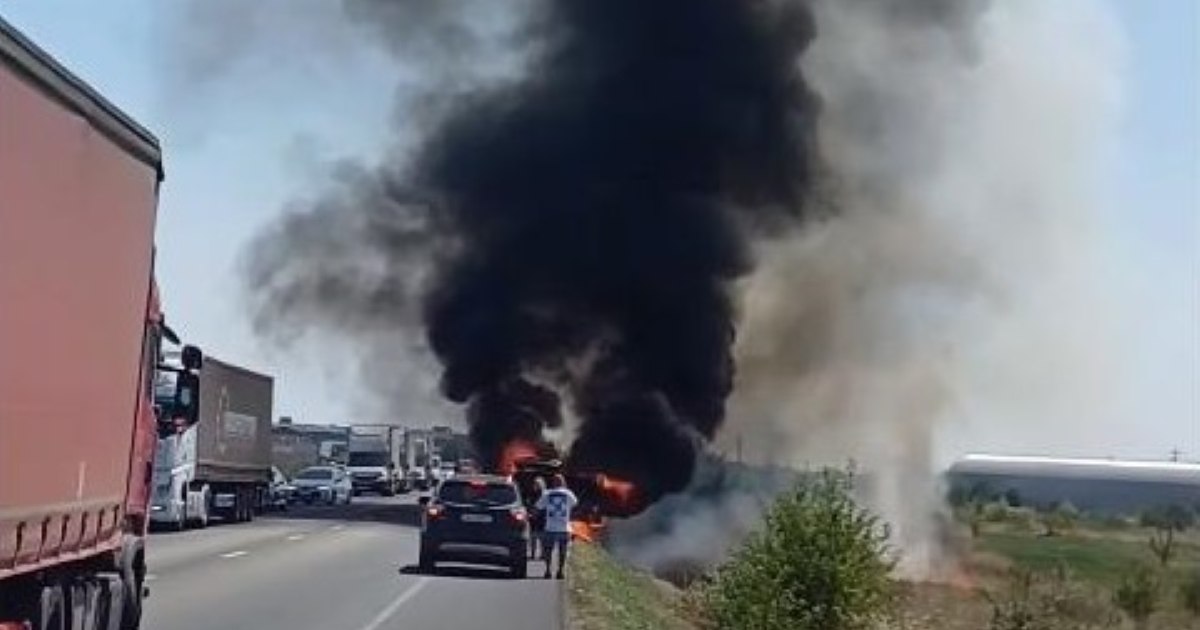 Momente de panică pe Centura Lugojului: o mașină a ars complet, pasageri în pericol. Momente de panică pe Centura Lugojului: o mașină a ars complet, pasageri în pericol.