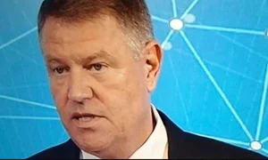 klaus iohannis casca in ureche jpeg