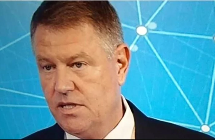 Klaus Iohannis a fost acuzat de liderii PSD că ar fi avut cască în ureche la ultima conferință de presă unde le-a răspuns jurnaliștilor la câteva întrebări legate de campania electoralăFoto: Facebook