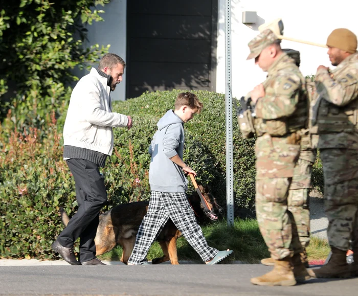 Ben Affleck cu fiul său și noul cățel, Profimedia (2) jpg