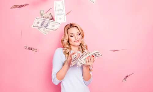 1 femeie care cheltuie banii jpg jpeg