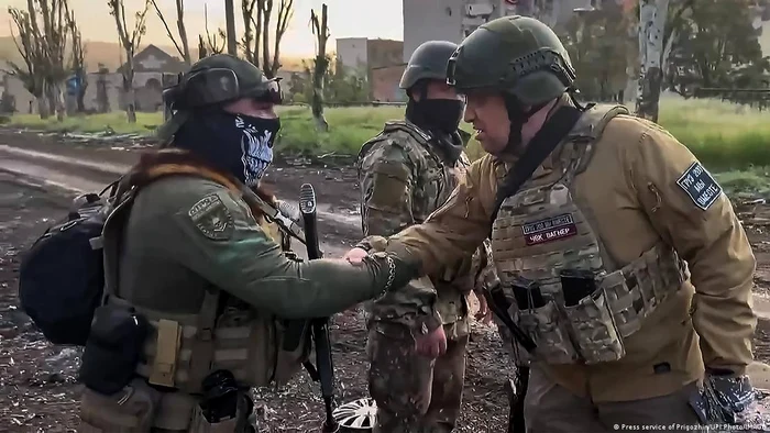 Fondatorul Grupului Wagner, Evgheni Prigojin, îşi salută luptătorii la Bahmut