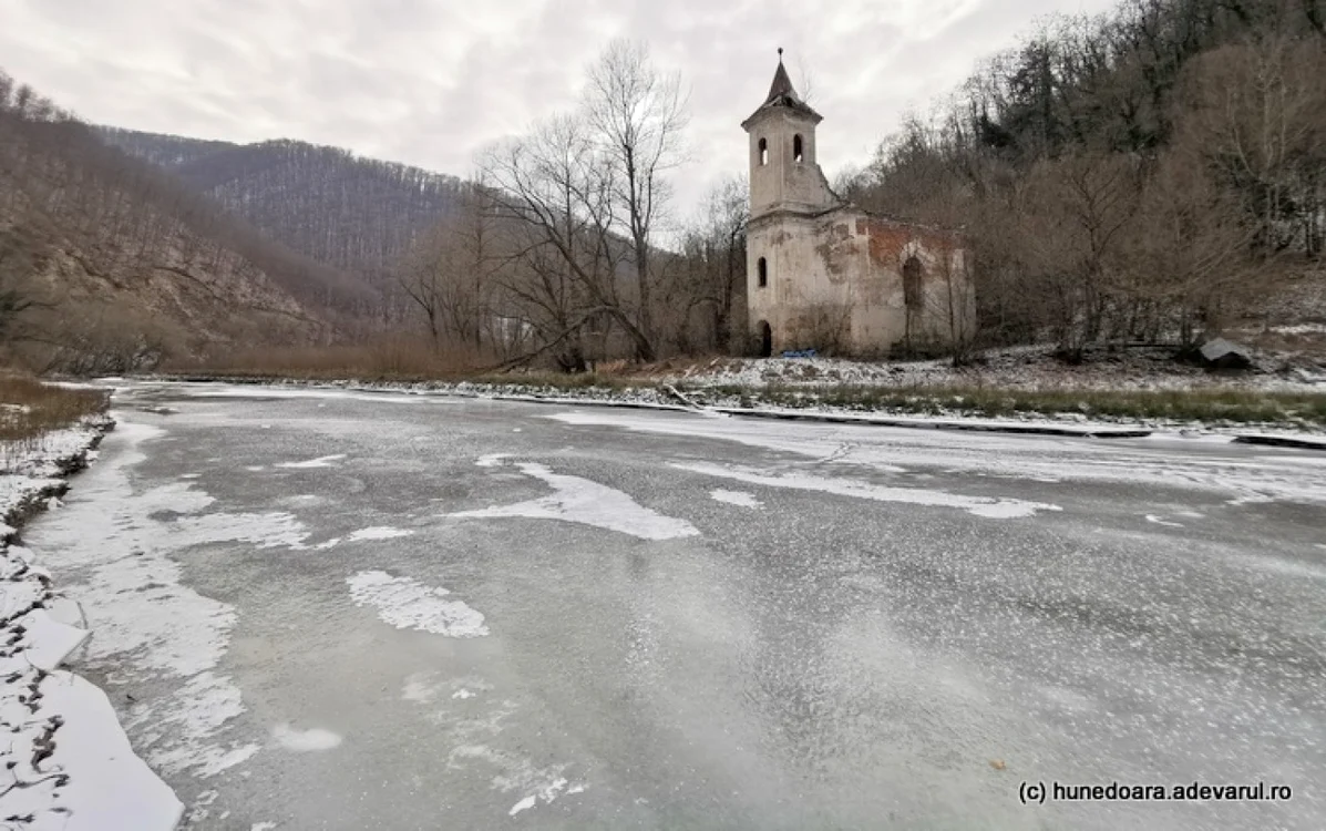 Biserica veche de pe malul Lacului Cinciş