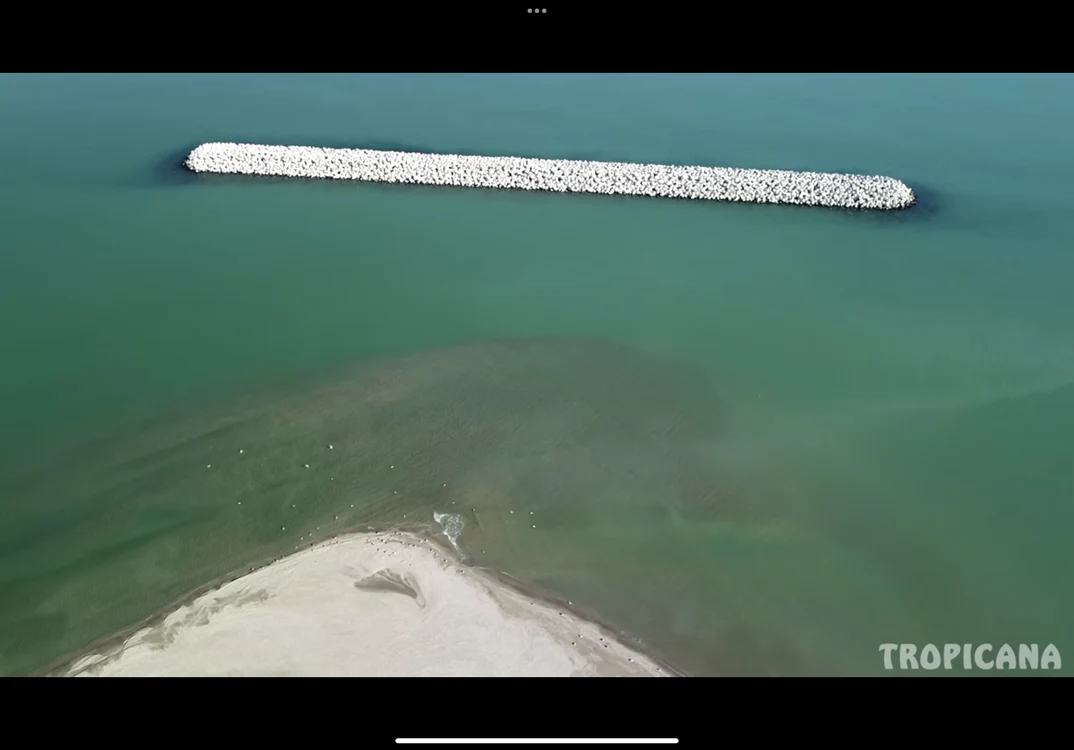 Epava a ajuns, de la 100 de metri în larg, pe plajă Sursa foto: Youtube TROPICANA 
