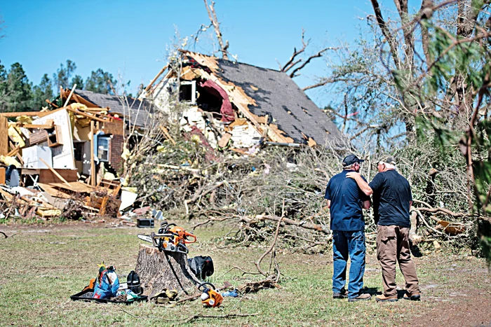 
    Autorităţile se tem că va avea loc  o criză umanitară în zonele calamitate  