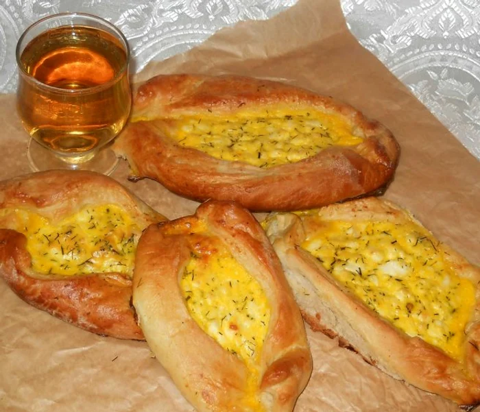 
    Bărcuţe cu brânză şi mărar  