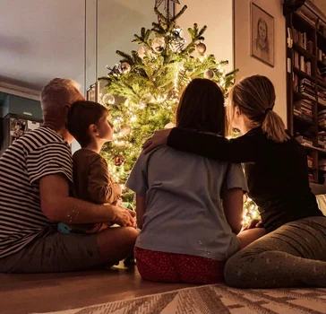 Tily Niculae, cu familia în jurul bradului de Crăciun sursa Instagram
