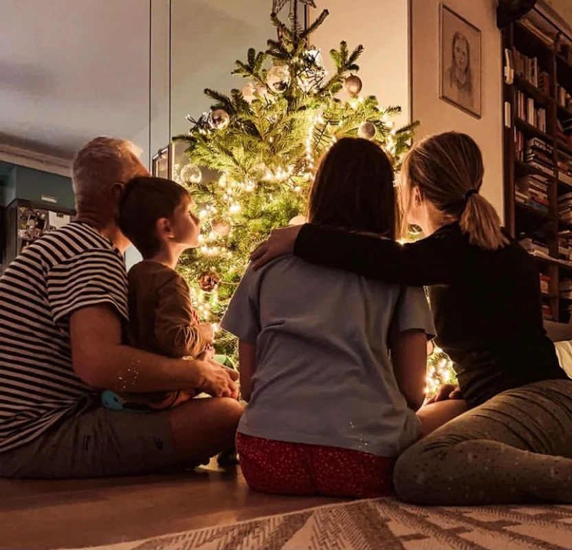 Tily Niculae, cu familia în jurul bradului de Crăciun sursa Instagram  