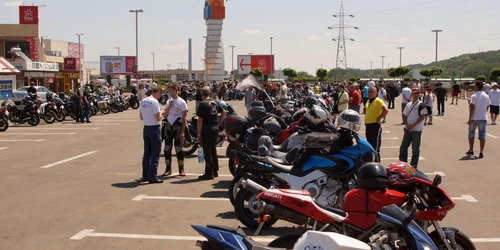 Motoare puternice, fete frumoase şi multă adrenalină