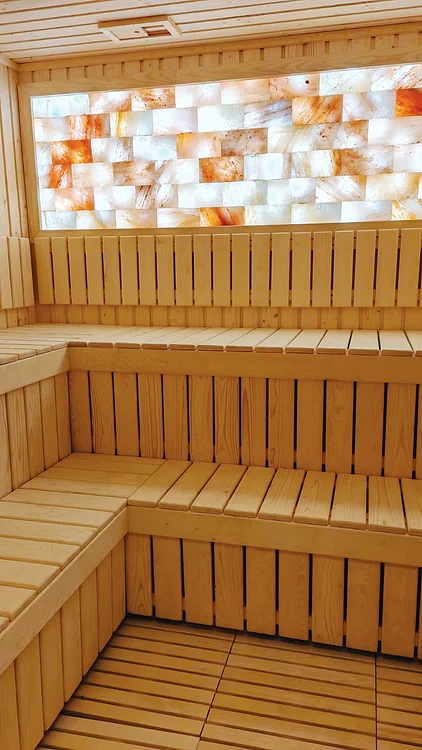 Ca să ajungi la saună sau la sala de fitness treci pe lângă zidurile romane, vechi de 2000 de ani