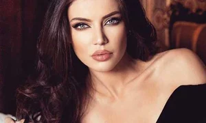 Cristina este adesea comparată cu Angelina Jolie  jpeg