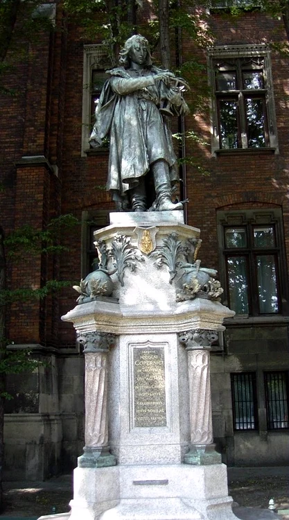 Statuia lui Copernic în fața Universității din Cracovia. FOTO Wikipedia