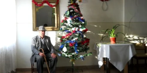Bătrânii se bucură de Crăciun chiar dacă nu-l petrec cu familia