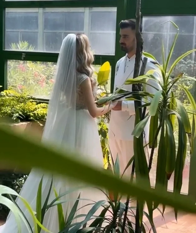Sâmbătă, Liviu s-a cununat religios cu iubita sa din liceu, IuliaSursă foto: Instagram Liviu Teodorescu