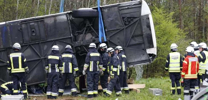 Poliţiştii spun că şoseaua umedă şi viteza excesivă sunt posibile cauze ale accidentului    FOTO: bild.de