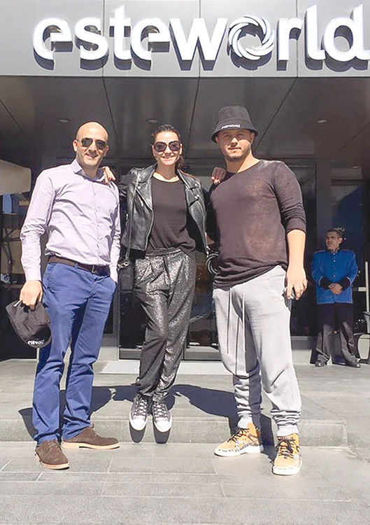 Claudia şi Gabi s-au pozat joi în faţa spitalului din Istanbul