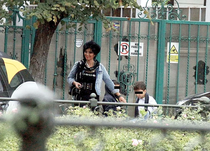 Cei doi copii au rămas în grija Adrianei